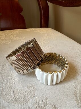 Vintage cuff stretch bracelet set from 1950s, gold tone and off-white lucite
